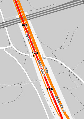 Kilometertafeln (in Schwarz), gerendert von OpenRailwayMap.