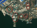 1/4 Réservoir de stockage (man_made=storage_tank) à proximité d'une zone d'eau (imagerie satellite Maxar).