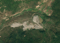 1/4 Zone minière (landuse=quarry) caractérisée par une rupture avec la végétation à proximité. Elle est reconnaissable à sa couleur grise (imagerie satellite Maxar).