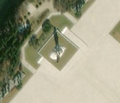 2/4 La même statue de Kim Il-sung (artwork_type=statue et tourism=artwork) sur son socle blanc avec les arbres en arrière plan qui laisse une longue ombre portée sur l'imagerie satellite (imagerie satellite Maxar).