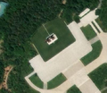 4/4 Les mêmes statues de Kim Il-sung et Kim Jong-Il (artwork_type=statue et tourism=artwork) sur un socle carré blanc avec l'imagerie satellite (imagerie satellite Maxar).