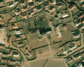 1/4 Sous station électrique (power=substation) au milieu d'une ville qui se distingue avec de nombreuses ombres portées sur une petite zone (imagerie satellite Maxar).