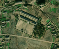 2/4 Forme classique d'une école en Corée du Nord (amenity=school, building=school) (imagerie satellite Maxar).