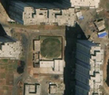 2/5 Réservoir couvert (man_made=reservoir_covered) de forme ronde, au milieu d'une zone urbaine dense, à Pyongyang (imagerie satellite Maxar).
