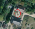 2/2 La même pagode (historic=memorial) qui laisse une ombre portée sur le sol permettant de la distinguer. Les pavillons à proximité sont typiques de l'architecture bouddhique (imagerie satellite Maxar).