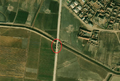 2/6 Piliers en pierre (barrier=tank_trap) le long de la route avant un pont (imagerie satellite Maxar).
