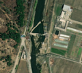 2/6 Barrage (waterway=dam) au milieu d'un cour d'eau (imagerie satellite Maxar).