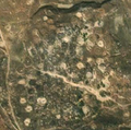 5/8 Cimetière désordonné (landuse=cemetery), sans structure sur des reliefs vallonnés (imagerie satellite Maxar).