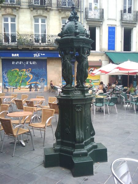 File:Fontaine Wallace, Place du Général-Sarrail, Bordeaux, France.jpg