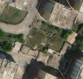 3/5 Réservoir couvert (man_made=reservoir_covered) de forme ronde, au milieu d'une zone urbaine dense, à Pyongyang (imagerie satellite Maxar).