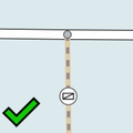 Correct : portail près d'une intersection entre un chemin et une voie rapide.