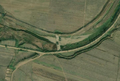 1/6 Barrage (waterway=dam) qui vient couper d'un cour d'eau par sa structure épaisse (imagerie satellite Maxar).