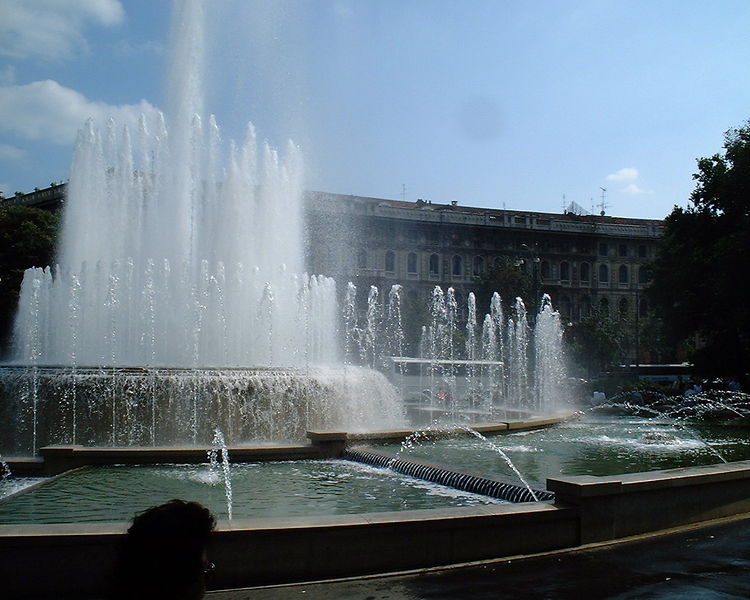 File:Fountain at Milan citadel.JPG