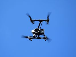 Drohne fliegt einprogrammierten Kurs ab und nimmt Bilder auf