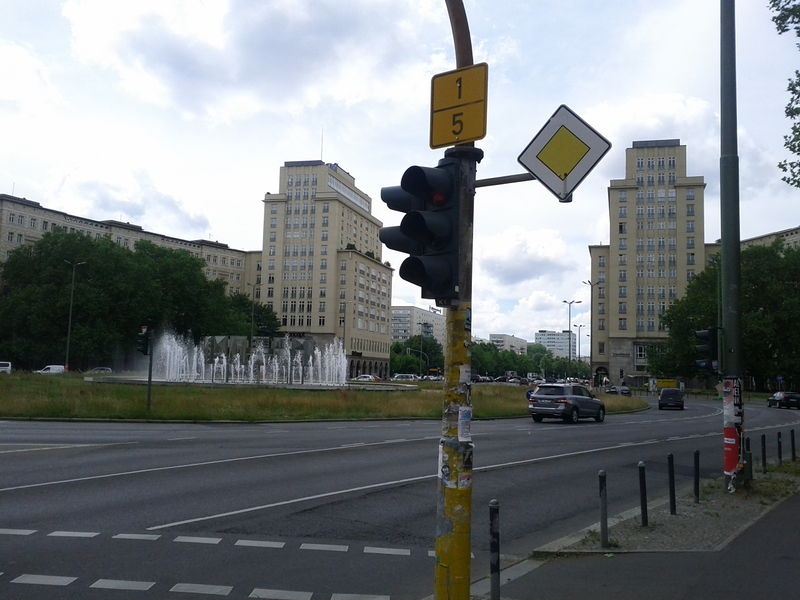 File:Strausberger Platz Berlin Vorfahrt.jpg