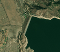 5/6 Barrage (waterway=dam) qui retient l'eau d'un grand bassin de retenue (imagerie satellite Maxar).
