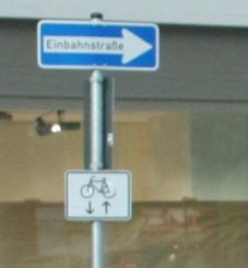 File:RadwegEinbahnstr.jpg