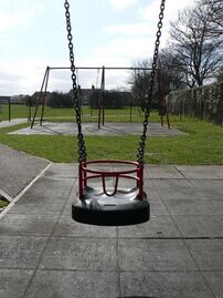 playground=swing baby=yes Обычные качели используются для безопасности малышей, не для поддержки спины