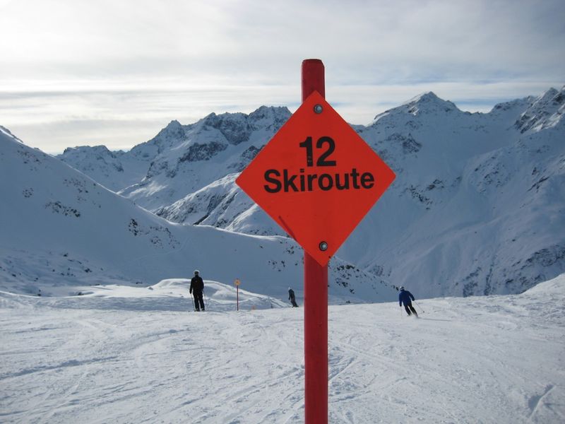 File:Skiroute sign austria.jpg