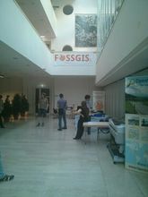 FOSSGIS/OSM Stände während des Aufbaus vor Messebeginn, Foto gislars